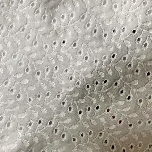 Tissu en coton, linon, broderie suisse, anglaise, représente des brindilles pétales, large de 135 cm, vente par 25 cm de haut