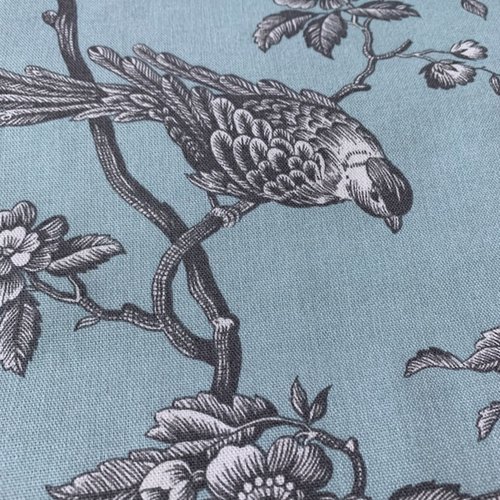 Toile de coton, toile de jouy, motif : la mésange, oiseau gris, sur bleu vert, bachette, vente par 51/50 cm cm