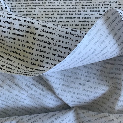 Tissu en coton, fond blanc, avec des écritures, à la machine, on y parle de quilter, d'amitié, vente par 25/110 cm