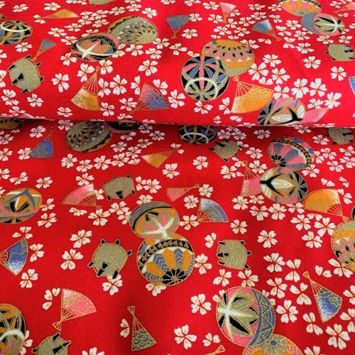 Tissu japonais, kurenai, en coton, rouge,avec fleurs blanches, dorures, témaris, éventails, superbe ! vente par 25 cm/