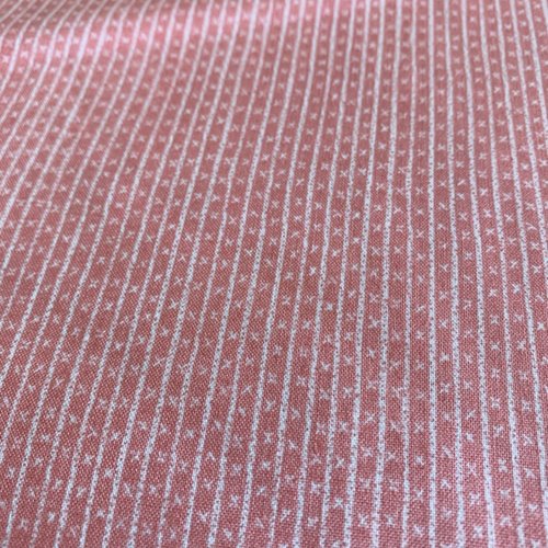 Tissu en coton, made in japan,  corail, avec de fines rayures, écrues, séparées de 4 mm, des petits motifs, vente par 25 cm de haut