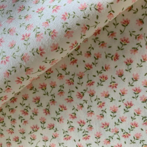 Printanier, ce tissu coton, japonais, sevenberry, fond écru clair avec des petites fleurs roses, large de 110 cm, vente par 25 cm de haut