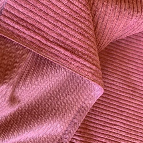 Tissu velours, côtelé, de couleur vieux rose, en polyester, large de 140 cm, vente par 25 cm de haut