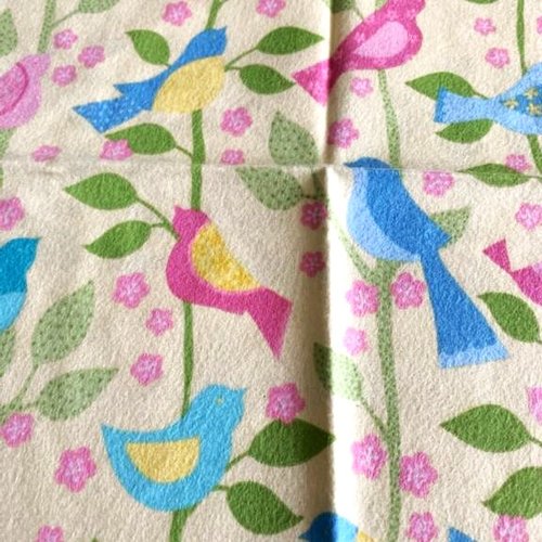 Coupon de tissu, robert kaufman, coton ouatiné, teint, de base jaune doux, avec des oiseaux, 52/46 cm