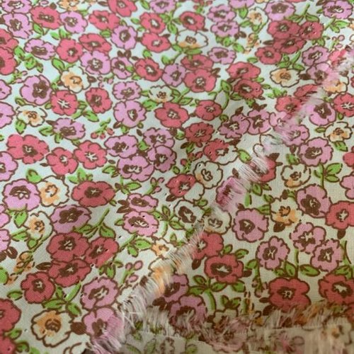 Nouveau ! tissu en coton, léger, tapis de renoncules, fond clair, avec motifs roses, abricot, feuillages, vente par 25 cm sur 145 de laize