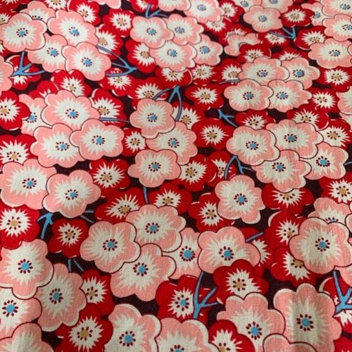 Tissu en coton, fleur japonaise, le sakura, fleur de cerisier, fond noir, pétales roses et rouges, tiges bleues, vente par 25 cm/145 cm
