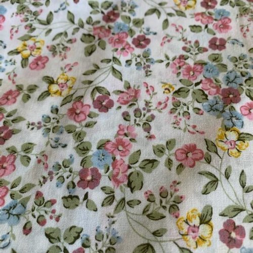 Tissu en coton, laize de 145 cm, petites fleurs roses, sur fond clair, romantique au possible, toutes créations, vente par 25 cm de haut