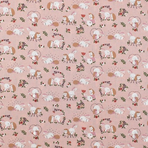 Tissu en coton, popeline fond rose, avec des amours de lapinoux, des hérissons, vente par 25 cm sur 145 de laize