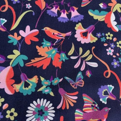 Coton dashwood, glade2528, fond bleu marine, forêt enchantée, oiseaux et fleurs de couleurs choisies avec goût, vente par 25 cm / 112 cm