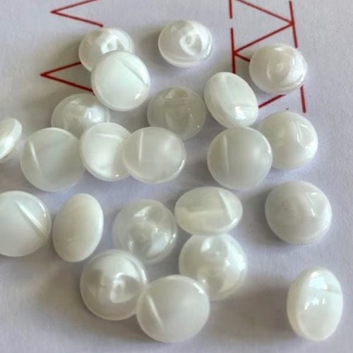 Magnifique bouton en verre, couleur opale,  europe, tunnel, semi boule, blanc opaque, 11 mm, corsage, robe, vente par 6 boutons