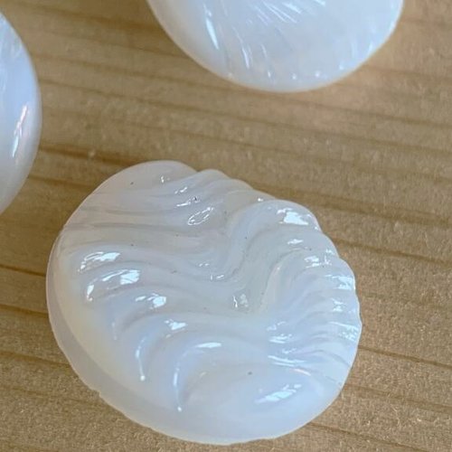 Bouton en verre, de couleur blanche, 18 mm de diamètre, stries ondulées, légère transparence, à la pièce