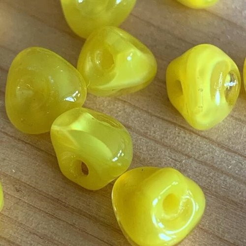 Tout joli petit bouton, habit de poupée, en verre de couleur jaune, de bohème, 9 mm, vente à la pièce