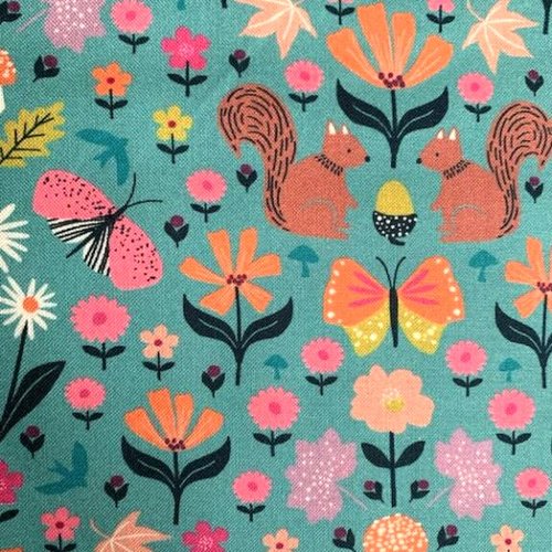 Nouveau tissu dashwood ! errer dans les bois, fond vert, avec des fleurs, des papillons roses et des écureuils, vente par 25/110 cm