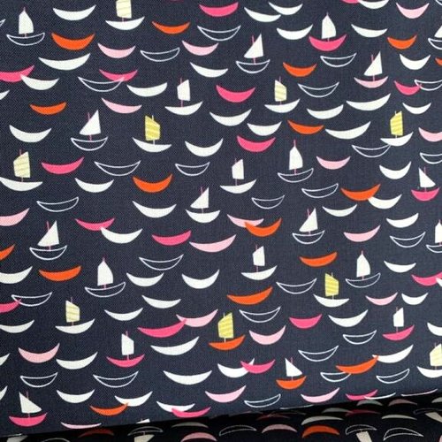 Tissu dashwood, idéal créations estivales, petits bâteaux, sur bleu marine, 100 % coton, vente par 25 cm/110 cm