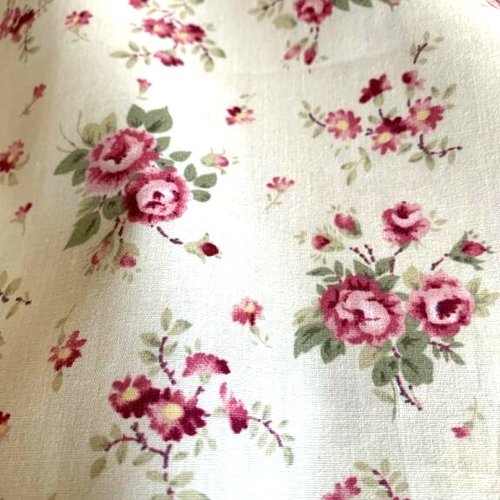 Tissu en coton, assez léger, de couleur écru clair, avec des bouquets de roses, vente par 25 cm de haut sur 140 cm de large