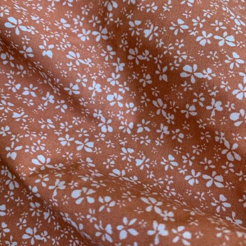 Tissu en coton fleuri, large de 150 cm, fond ocre rouille, mini fleurettes écru, vente par multiples de 50 cm de haut