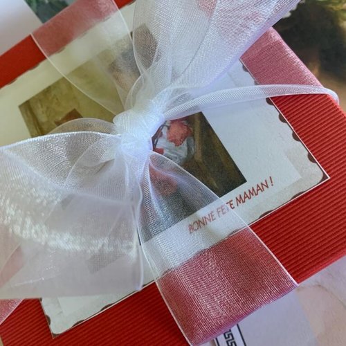 Coffret cadeau, boite rouge cartonnée, dentelles de couleur rose, 23 mètres de 13 sortes, fête, anniversaire, vente au coffret