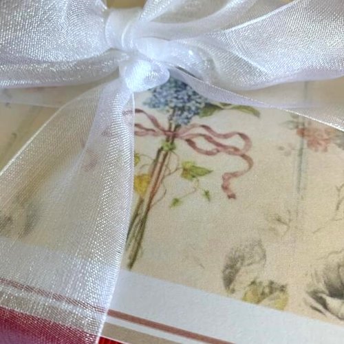Coffret cadeau, en carton rouge, 14/14 cm, contient 24 mètres d'agréments de tissus, dentelles et croquet, au coffret