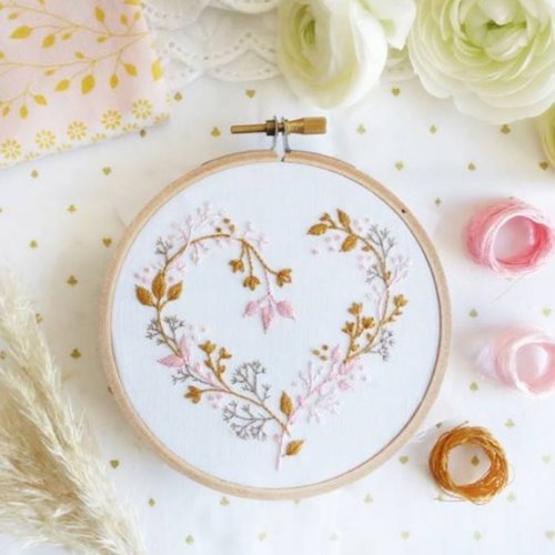 Kit de broderie, un coeur de fleurs sauvages, 16/16 cm, rose, ocre, taupe, gris, vente à l'unité