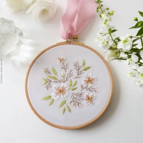 Fleurs d'amandier, kit de broderie, sur toile de 21/21 cm, fils blancs, taupes, verts, vente à l'unité