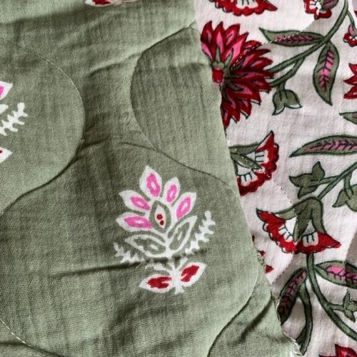 Double gaze, matelassée, double coton, indien, lucknow, une face kaki à médaillons, une fleurie, vente par 50 cm sur 132 de laize