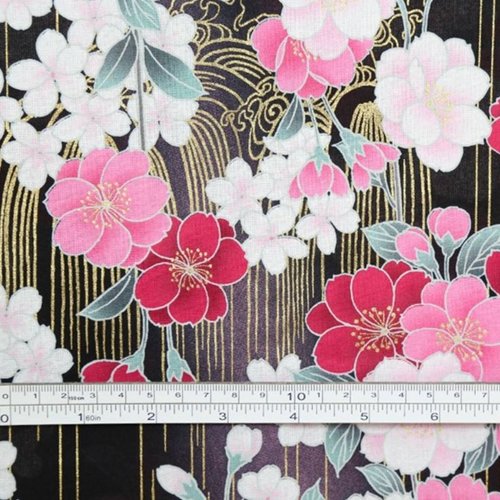 Nouveau : tissu japonais, de marque naka, en coton, des fleurs rouge rose et blanches sur noir,  vente par 25 cm de haut sur 110 cm de laize