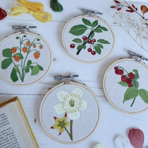 Kit de broderie, rhs, "summer berries" avec 4 cadres de 9 cm, fleur, fraise, cerise, baie rouge, tissu, fils, aiguilles, vente au coffret