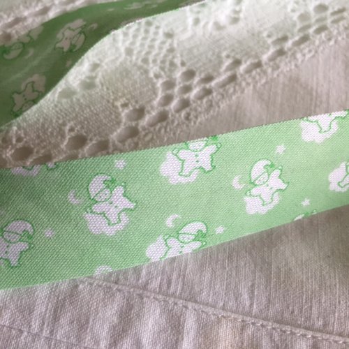 Biais  en coton, de  2 cm de large, pour un fini de 1 cm, vert et blanc, décor bébés, nuages, et lunes