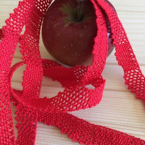 Dentelle en coton 1.2 cm de large, de couleur rouge vermillon, du puy  en velay, neuve, vendue au mètre