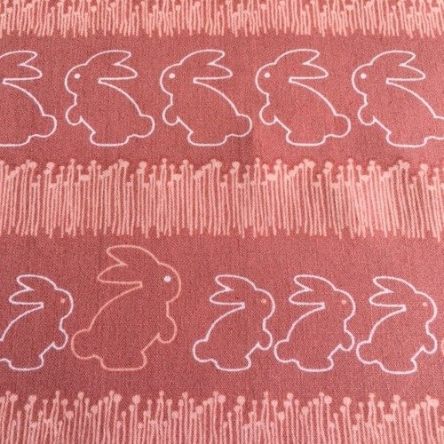 Tissu en coton, art gallery, fond rose soutenu, décor de lapins artistiquement représentés, 48 cm et 55 cm de large