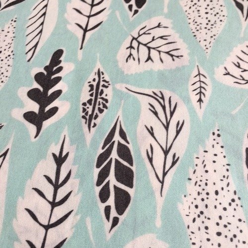 Tissu patchwork en coton,art gallery, fond vert menthe, clair, et feuilles d'eucalyptus stylisées, blanches, grises, noires, 50/55 cm