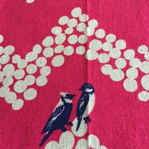 Tissu en lin, fat quarter, mochi design, fond rose fuchsia, oiseaux bleus marin, décor écru, 54/49 cm