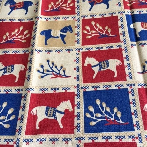 Tissu en toile de coton, fond écru, décor de chevaux sellés, blancs et bleus, de branchages, 70 cm/56 de haut