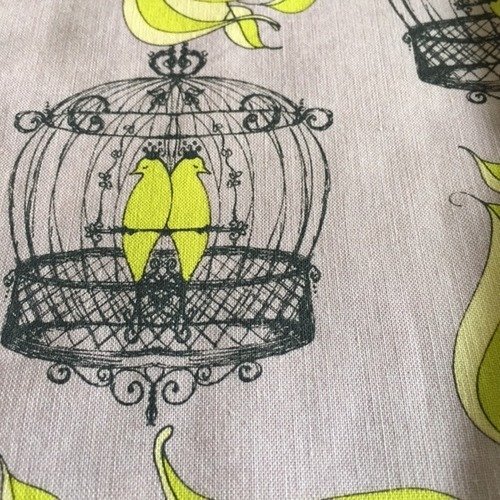 Tissu en coton, patchwork, fond lilas clair, feuillages vert anis, cages à oiseaux ouvertes, couple de huppées, 53/45 cm, neuf