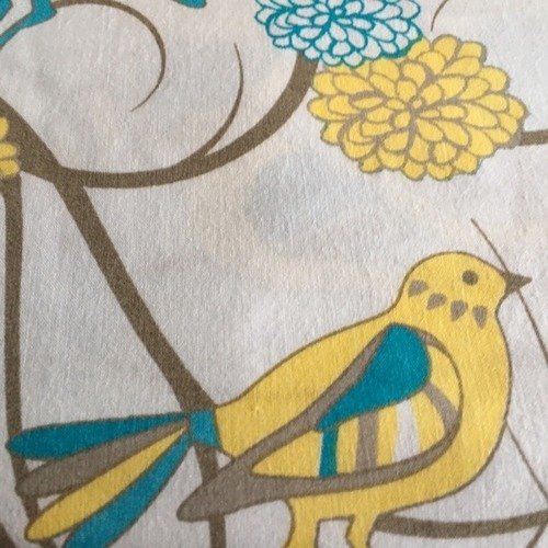 Tissu en coton, fond blanc, oiseaux bleus, jaunes, branches kaki, fleurs, 1.5 mètre de large sur 1 mètre de haut, neuf