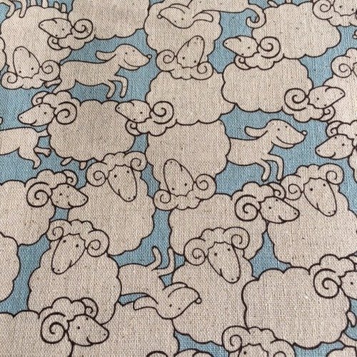 Tissu en toile de coton, fond bleu clair, moutons dessinés, gris, stylisés, 55 cm de large, 50 de haut, neuf