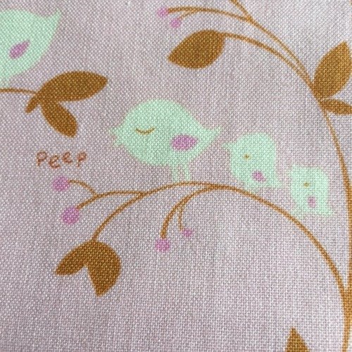 Tissu patchwork en coton, thème des oiseaux, fond rosé, branches couleur ambre, birds blancs chantant "peep", neuf, 55/49 cm