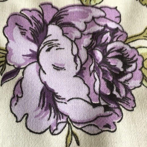 Tissu, toile de coton, fond crème, roses anciennes parme, feuillages chartreuse, assez shabby, 150/48 cm, neuf
