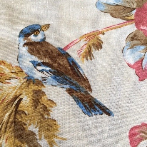 Tissu patchwork en coton, fond beige écru, oiseaux dans les fleurs de liseron, bleues, fuchsia, 57/46 cm, neuf