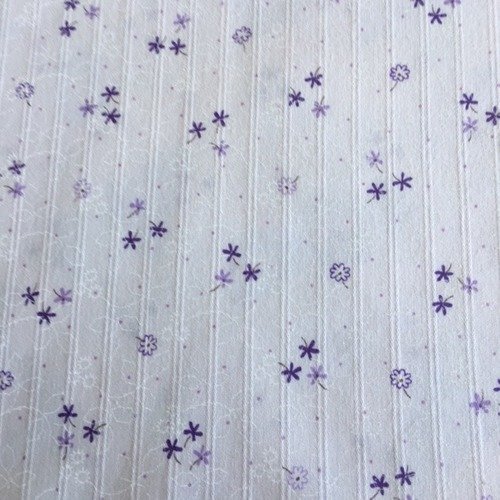 Tissu japonais, en coton, fond blanc, un peu damassé, et petites fleurettes lilas, tissu neuf, 1 m /1.10