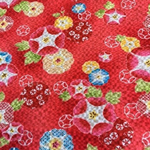 Tissu japonais en coton gaufré, fond couleur grenadine, avec fleurs, pétunias jaunes, roses, bleus, neuf, 1 m/1.10 m