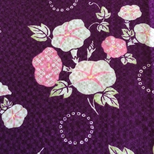 Tissu japonais en coton gaufré, fond couleur prune, avec fleurs, pétunias roses, beiges  blancs, neuf, 1 m/1.10 m