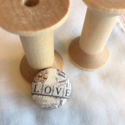 Superbes boutons recouverts de toile, "love" sur fond écru, 22 mm, neufs, vente à l'unité