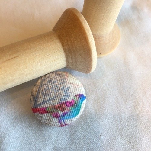 Bouton recouvert de tissu, oiseau turquoise et fuchsia, sur beige, 22 mm, neuf, vente à l'unité