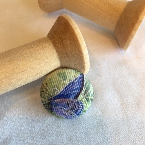 Bouton recouvert de tissu, joli papillon bleu, rose, sur vert, 22 mm, neuf, vente à l'unité