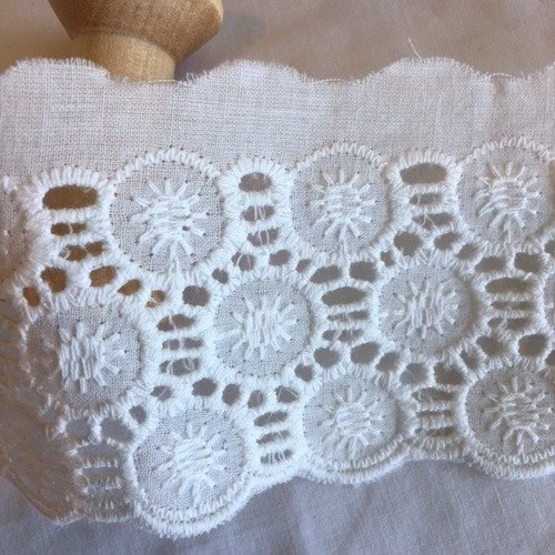 Broderie anglaise, blanc cassé, 6.2 cm de large, en coton, embellissement, couture, vêtement, vente au mètre