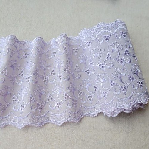 Superbe dentelle, broderie anglaise, en voile de polyester et coton, 12 cm de large, couleur lilas clair, neuf, au mètre