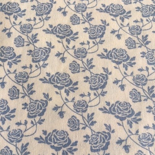 Tissu en 100 % coton, avec des petites roses bleues, roses et hubble, sur fond crème, neuf, vente par coupon de 55/50 cm