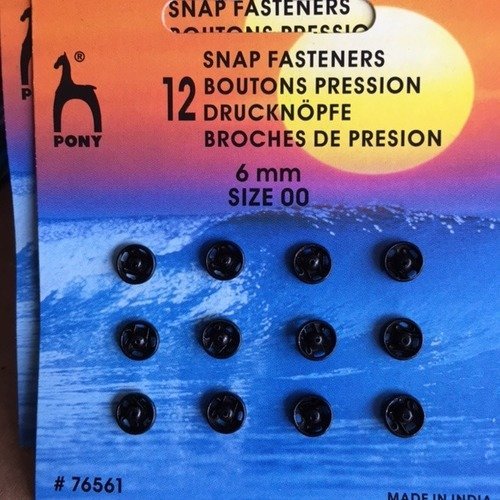 Plaque de 12 boutons pressions, noirs, de 6 mm de diamètre, de marque prym