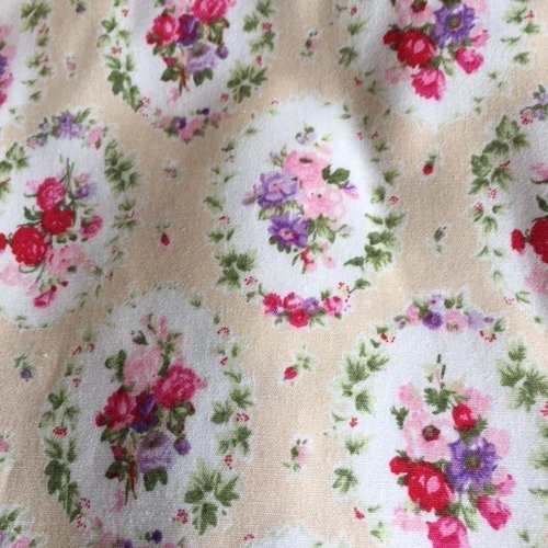 Tissu rose & hubble, shabby chic, fond crème et fleurs roses en médaillons, coton, neuf, 50 cm/50 cm de haut
